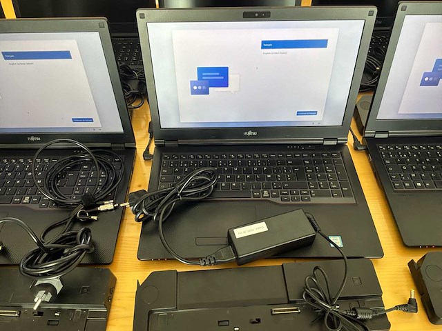 Fujitsu-siemens - 2019 - lifebook e558 - partij 1 van 10 laptops met accessoires - afbeelding 10 van  15
