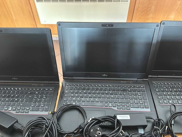 Fujitsu-siemens - 2019 - lifebook e558 - partij 1 van 10 laptops met accessoires - afbeelding 14 van  15