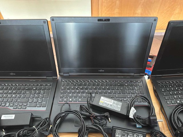 Fujitsu-siemens - 2019 - lifebook e558 - partij 1 van 10 laptops met accessoires - afbeelding 15 van  15