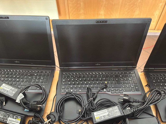 Fujitsu-siemens - 2019 - lifebook e559 - pak 3 van 10 laptops met accessoires - afbeelding 2 van  15