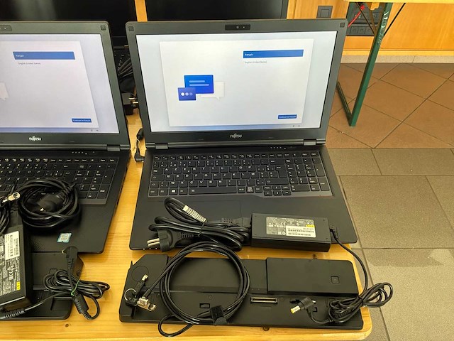 Fujitsu-siemens - 2019 - lifebook e559 - pak 3 van 10 laptops met accessoires - afbeelding 8 van  15