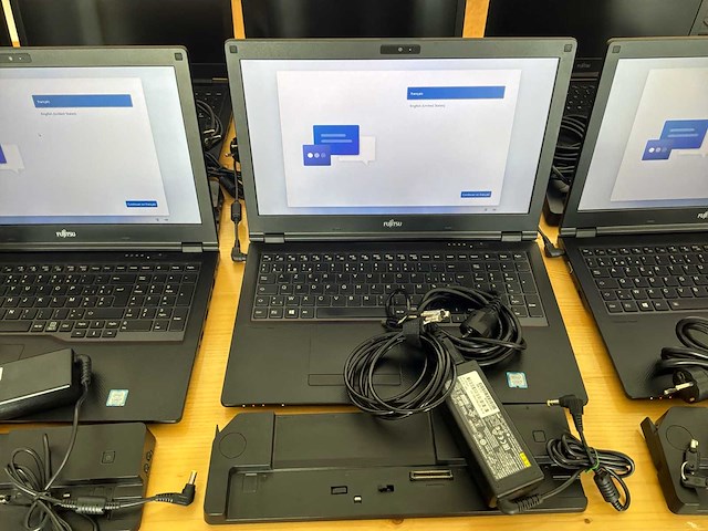 Fujitsu-siemens - 2019 - lifebook e559 - pak 3 van 10 laptops met accessoires - afbeelding 9 van  15