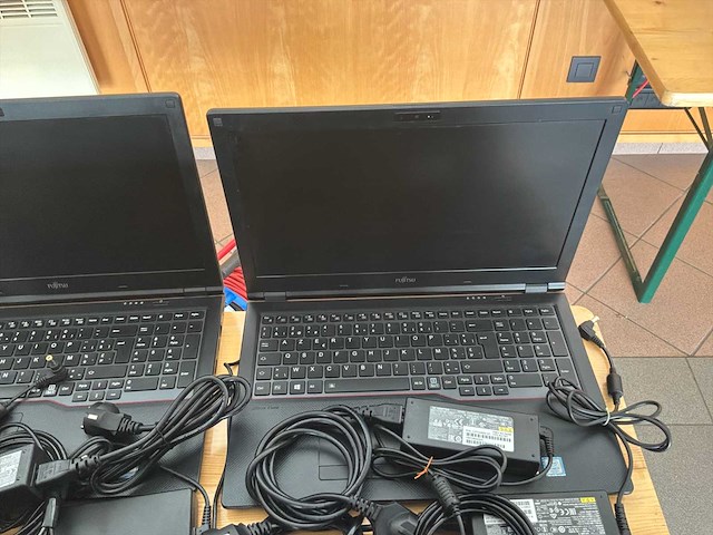 Fujitsu-siemens / hp - - lifebook e557/e559/e5511/ en hp probook 450 g4 - pakket 4 van 10 notebook-pc's met accessoires - afbeelding 2 van  5