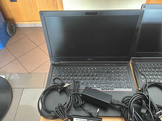 Fujitsu-siemens / hp - - lifebook e557/e559/e5511/ en hp probook 450 g4 - pakket 4 van 10 notebook-pc's met accessoires - afbeelding 4 van  5