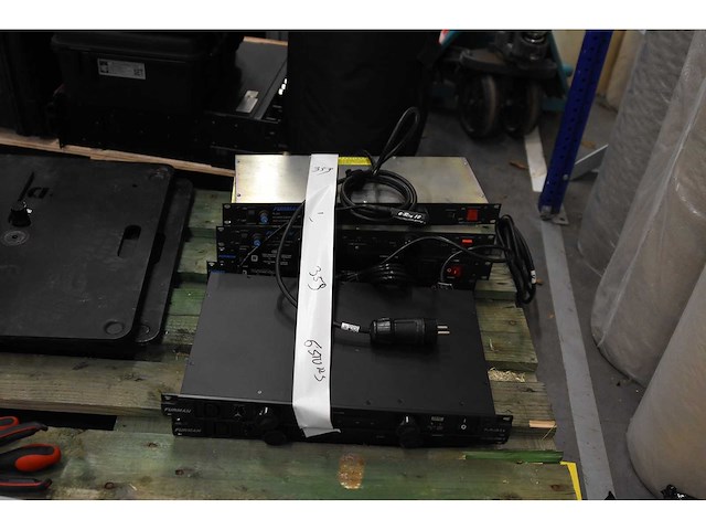 Furman - power distro + light - other (6x) - afbeelding 1 van  1