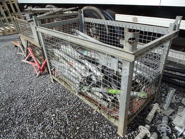 Gaasbak met 85 steigerdwarsliggers - afbeelding 1 van  7