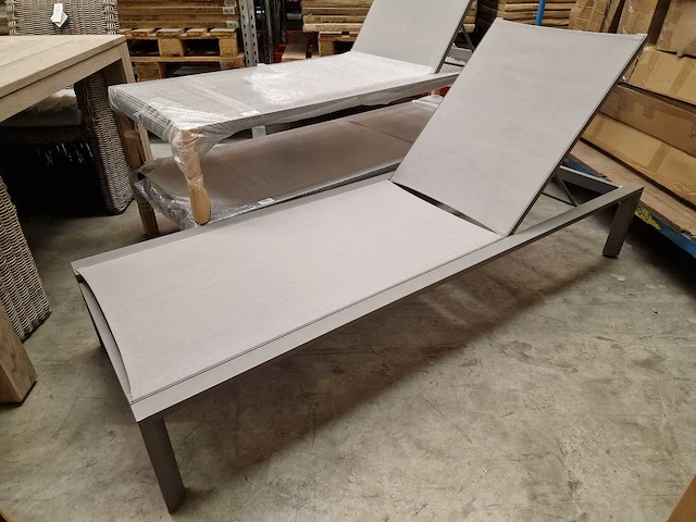 Garden prestige - alu ligbed valdes warmgrijs mat - textilene lichtgrijs - afbeelding 1 van  8