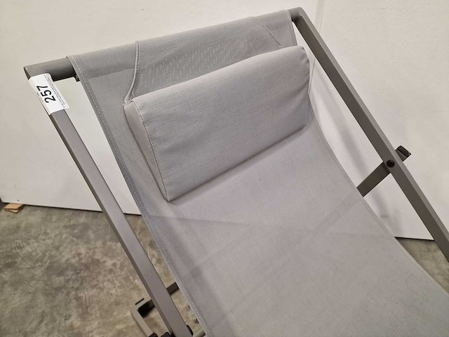 Garden prestige - alu transat warmgrijs mat - textilene lichtgrijs - met hoofdkussen - afbeelding 5 van  6