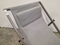 Garden prestige - alu transat warmgrijs mat - textilene lichtgrijs - met hoofdkussen - afbeelding 5 van  6