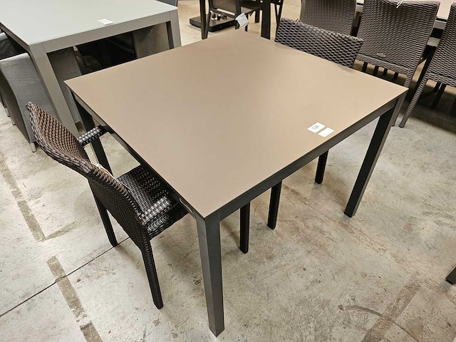 Garden prestige - alu tuintafel haiti charcoal 100 x 100cm hpl trespa - afbeelding 1 van  4