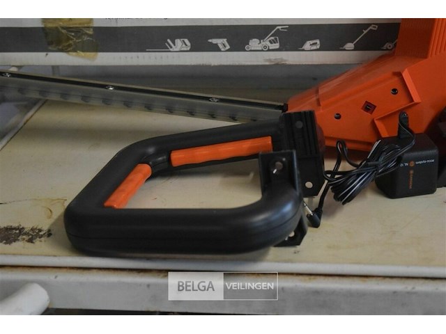 Gardena heggenschaar op accu en 1 accu stofzuiger - afbeelding 3 van  7