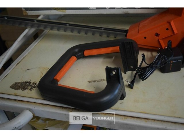 Gardena heggenschaar op accu en 1 accu stofzuiger - afbeelding 5 van  6