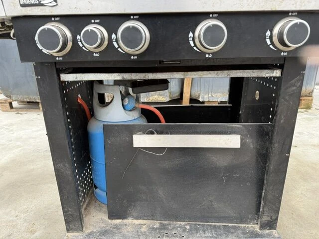 Gasbarbecue met gasfles central park - afbeelding 1 van  10