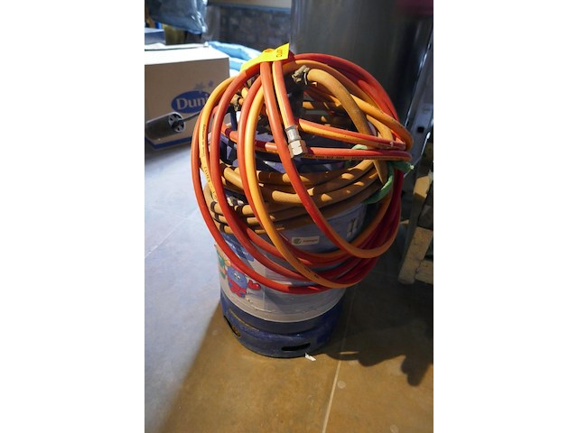 Gasfles met brander en gasslang - afbeelding 1 van  3