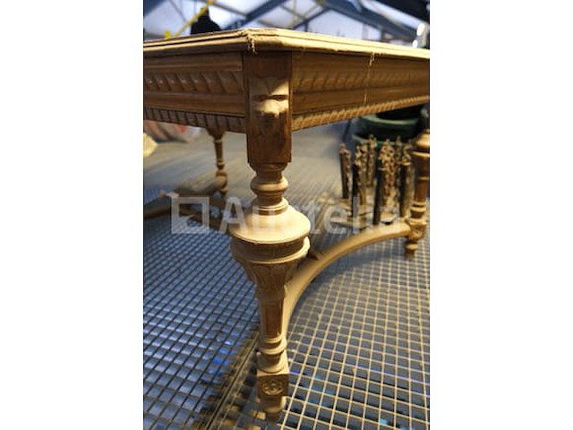 Gebeeldhouwde houten tafel - afbeelding 3 van  7