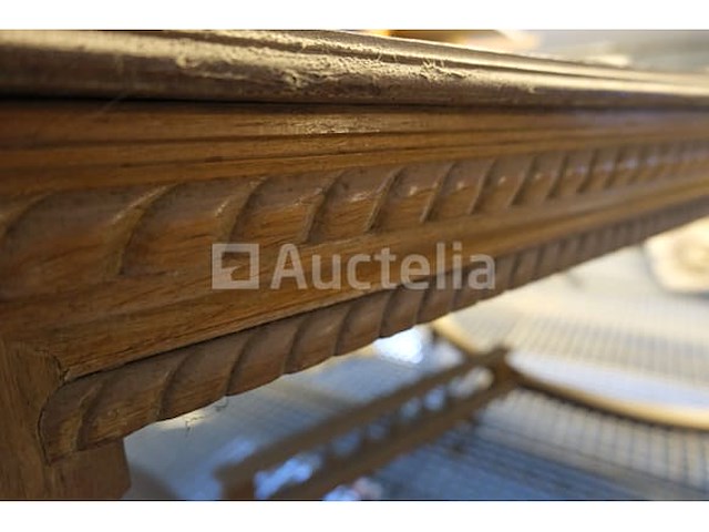 Gebeeldhouwde houten tafel - afbeelding 6 van  7