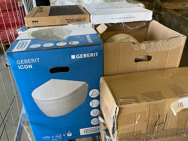 Geberit toilet (4x) + diverse badkamer accessoires - afbeelding 1 van  10