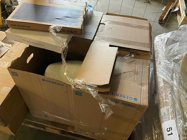 Geberit toilet (4x) + diverse badkamer accessoires - afbeelding 4 van  10