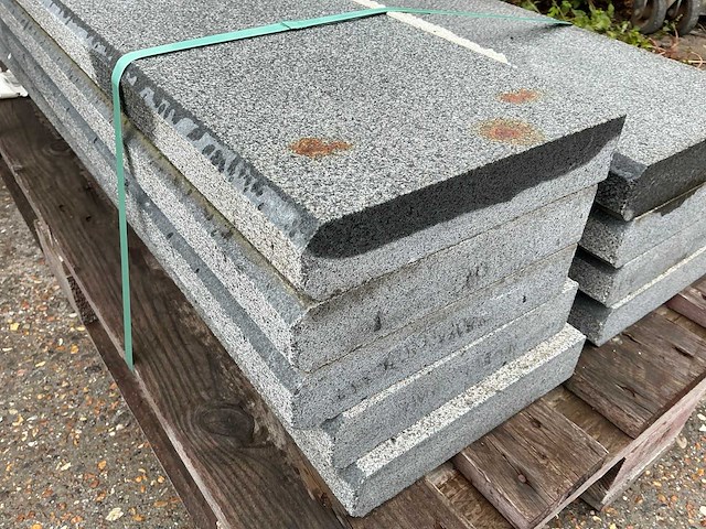 Gebouchardeerd natuursteen boordstenen ca. 9lm - afbeelding 2 van  3