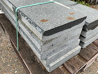 Gebouchardeerd natuursteen boordstenen ca. 9lm - afbeelding 2 van  3