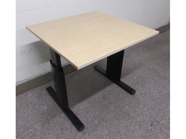 Gebruikte bijzet tafel bureau 80x80cm - afbeelding 1 van  2