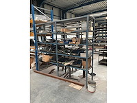 Geconstrueerd metalen rek met inhoud - afbeelding 1 van  6