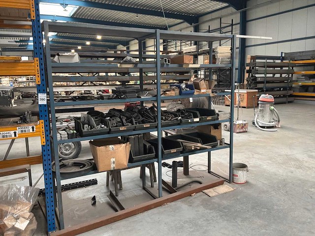 Geconstrueerd metalen rek met inhoud - afbeelding 2 van  6