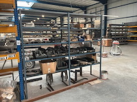 Geconstrueerd metalen rek met inhoud - afbeelding 2 van  6