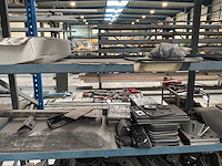 Geconstrueerd metalen rek met inhoud - afbeelding 3 van  6