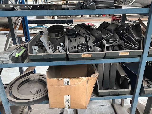 Geconstrueerd metalen rek met inhoud - afbeelding 4 van  6