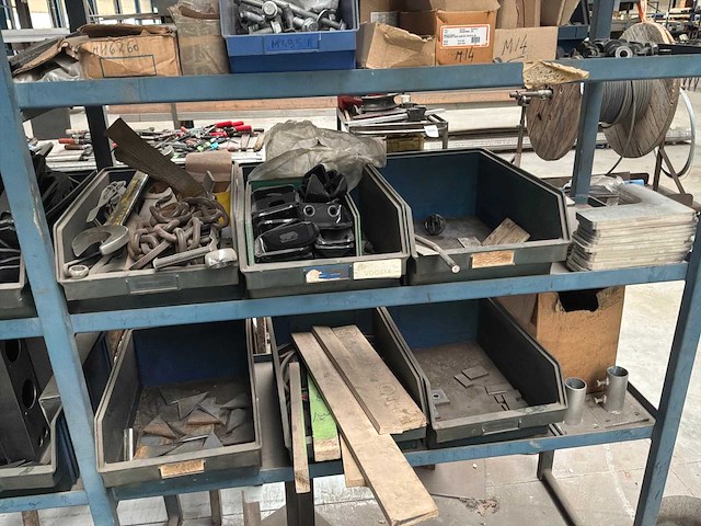 Geconstrueerd metalen rek met inhoud - afbeelding 5 van  6