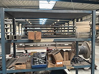 Geconstrueerd metalen rek met inhoud - afbeelding 6 van  6