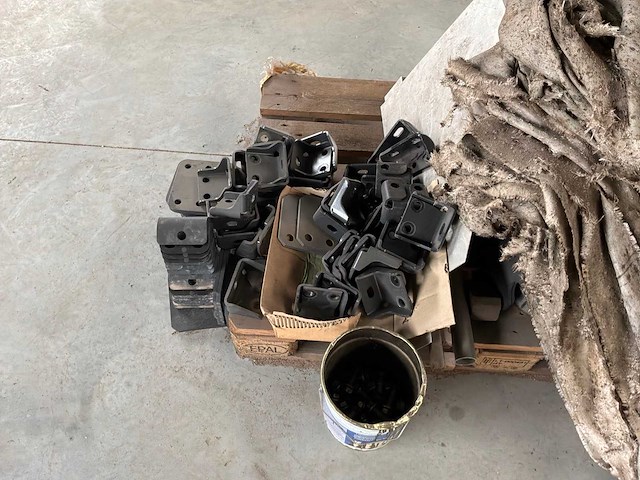 Geconstrueerd metalen rek met inhoud - afbeelding 2 van  10