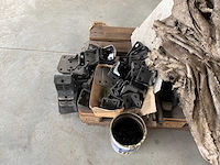 Geconstrueerd metalen rek met inhoud - afbeelding 2 van  10