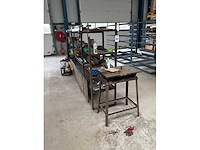 Geconstrueerd metalen rek met inhoud - afbeelding 1 van  10