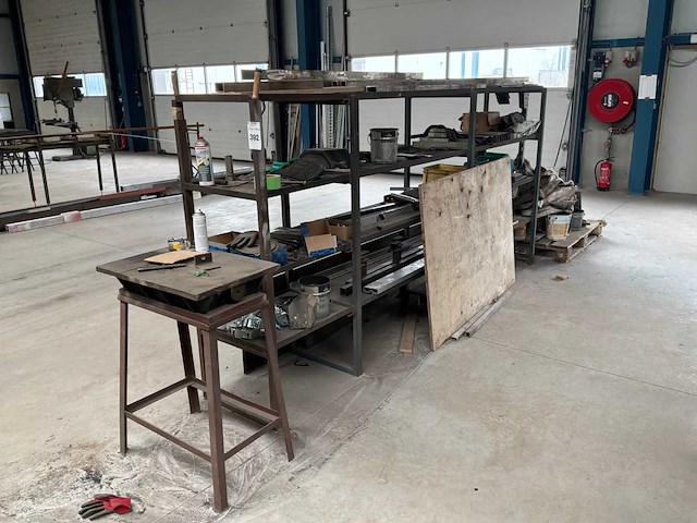 Geconstrueerd metalen rek met inhoud - afbeelding 3 van  10