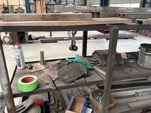 Geconstrueerd metalen rek met inhoud - afbeelding 5 van  10