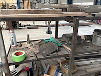 Geconstrueerd metalen rek met inhoud - afbeelding 5 van  10