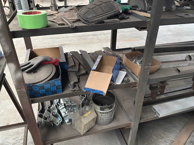 Geconstrueerd metalen rek met inhoud - afbeelding 6 van  10
