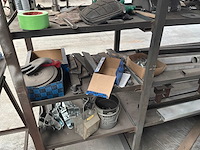 Geconstrueerd metalen rek met inhoud - afbeelding 6 van  10