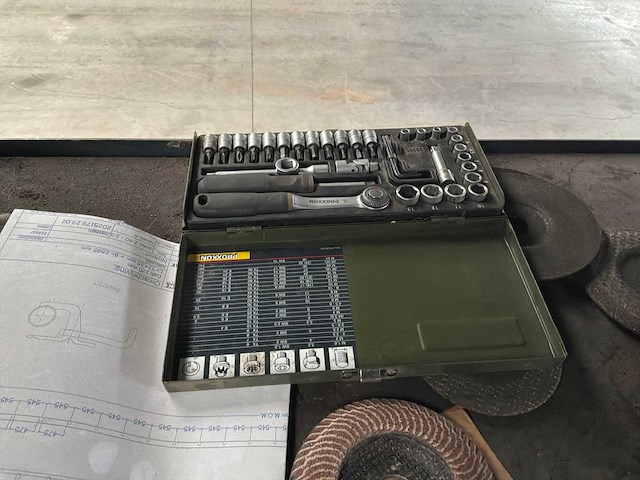 Geconstrueerd metalen rek met inhoud - afbeelding 8 van  10