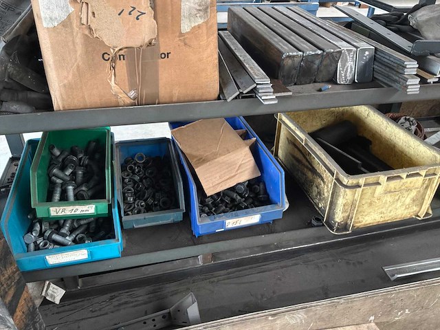 Geconstrueerd metalen rek met inhoud - afbeelding 9 van  10