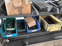 Geconstrueerd metalen rek met inhoud - afbeelding 9 van  10