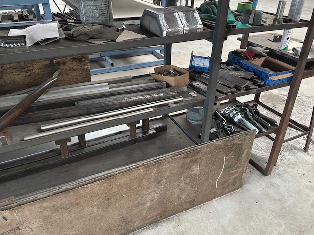 Geconstrueerd metalen rek met inhoud - afbeelding 10 van  10