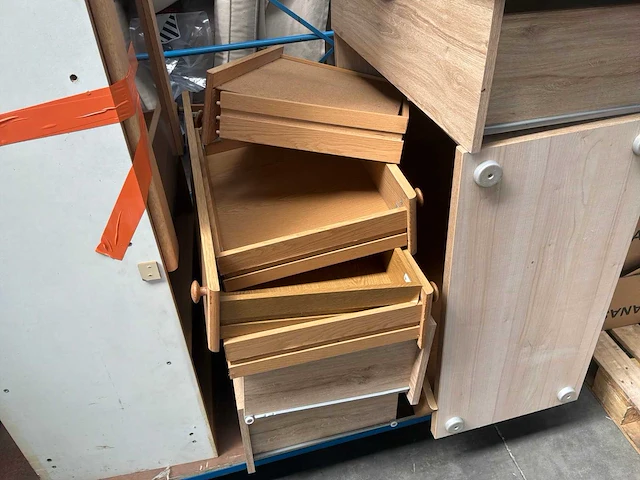 Gedemonteerd bed en 3 diverse kasten - afbeelding 4 van  8
