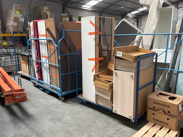 Gedemonteerd bed en 3 diverse kasten - afbeelding 1 van  7