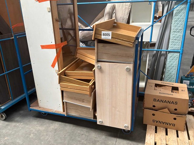 Gedemonteerd bed en 3 diverse kasten - afbeelding 2 van  7