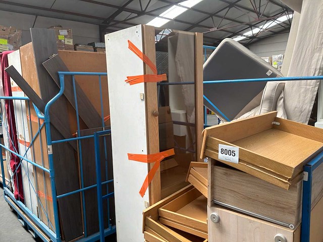 Gedemonteerd bed en 3 diverse kasten - afbeelding 3 van  7