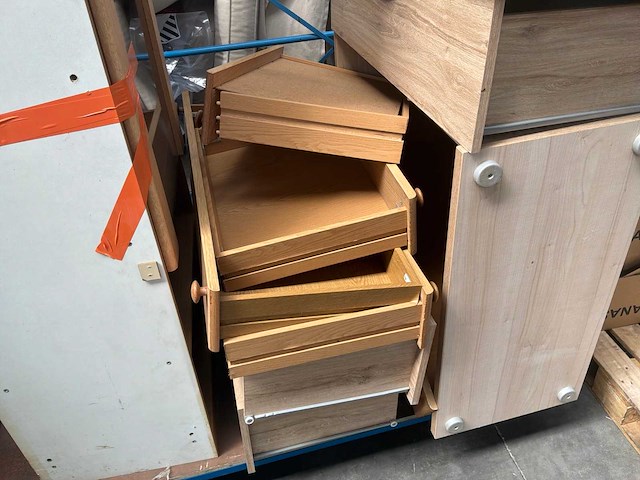 Gedemonteerd bed en 3 diverse kasten - afbeelding 4 van  7