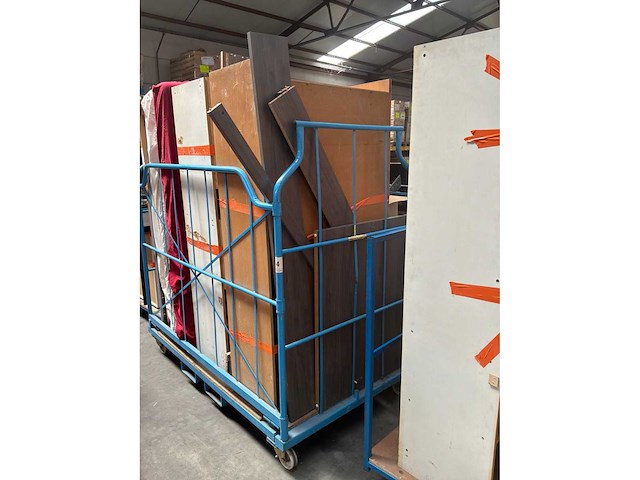 Gedemonteerd bed en 3 diverse kasten - afbeelding 5 van  7